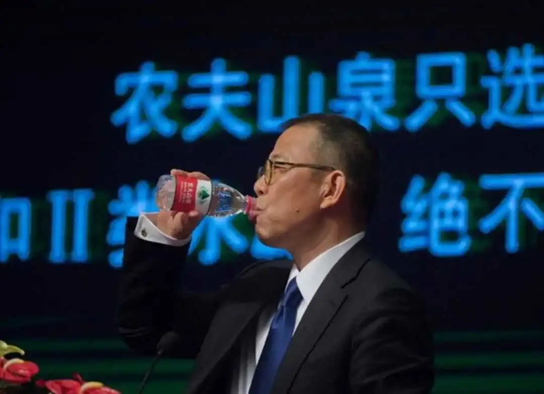被挤下“首富”的钟睒睒，要学张一鸣出海