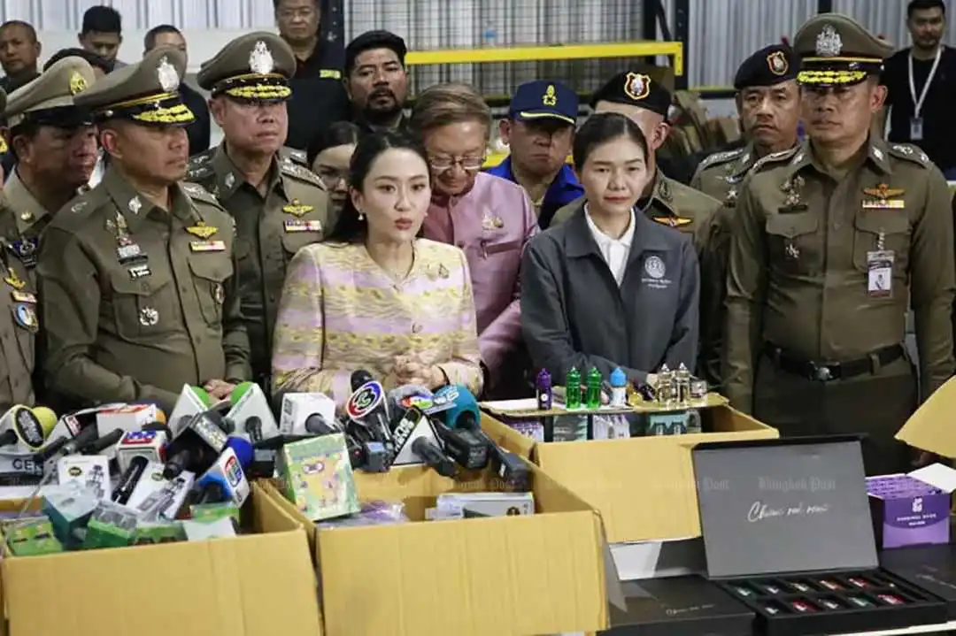周二,泰国总理帕东丹·西那瓦 (Paetongtarn Shinawatra) 视察了暖武里府 Bang Bua Thong 警察局后面 Soi Charoensuk Withaya 的一个仓库,警方在那里查获了电子烟及相关产品。 (图片:Pattarapong Chatpattarasill)