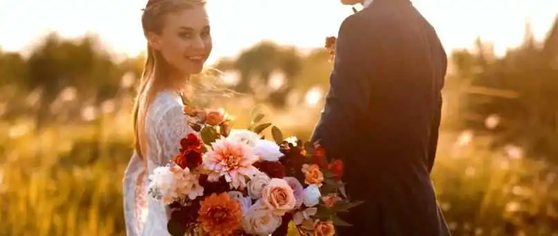 中国女孩用仿真花硬控美国人,年销千万美元!