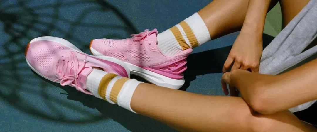 年收1亿刀，小众一脚蹬如何做到DTC鞋履巨头，圈粉马斯克？