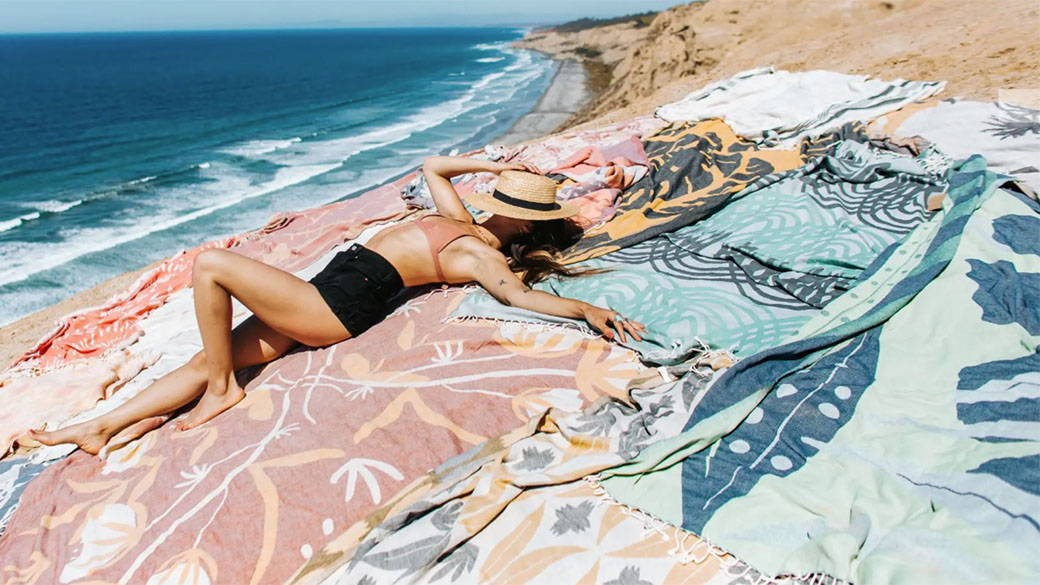 吸粉20万，年销5000万！3个小伙卖沙滩巾火爆全球