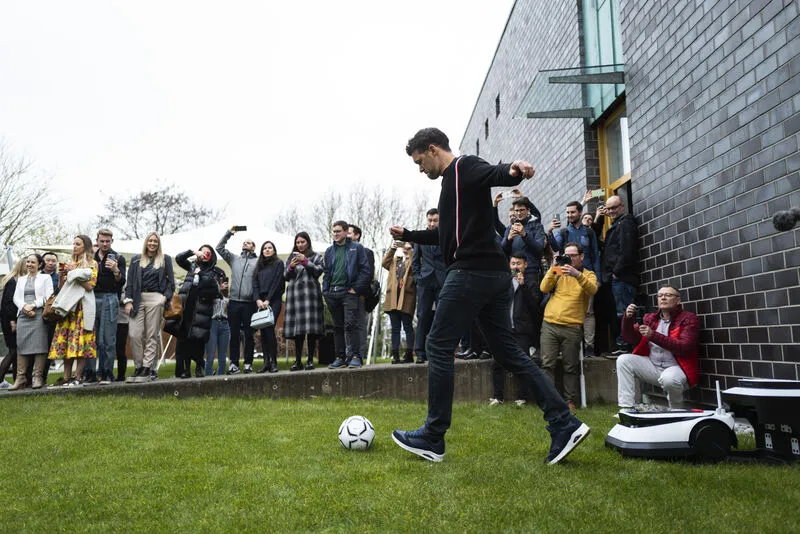 强势翻盘！科沃斯靠本土化网红明星组合拳，实现 300% 年销暴涨？